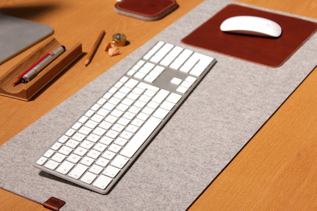 Desk Pad i uld og lysebrunt læder