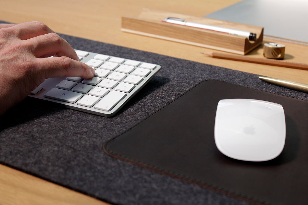 Desk Pad i uld og mørkebrunt læder