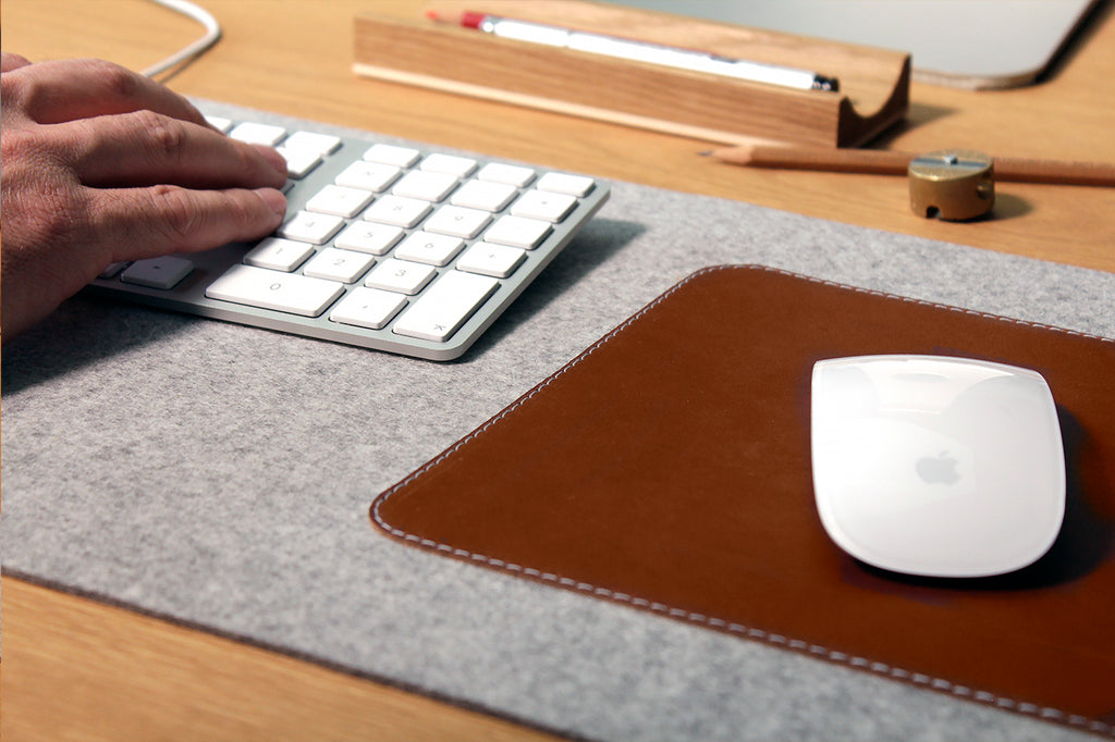 Desk Pad i uld og lysebrunt læder