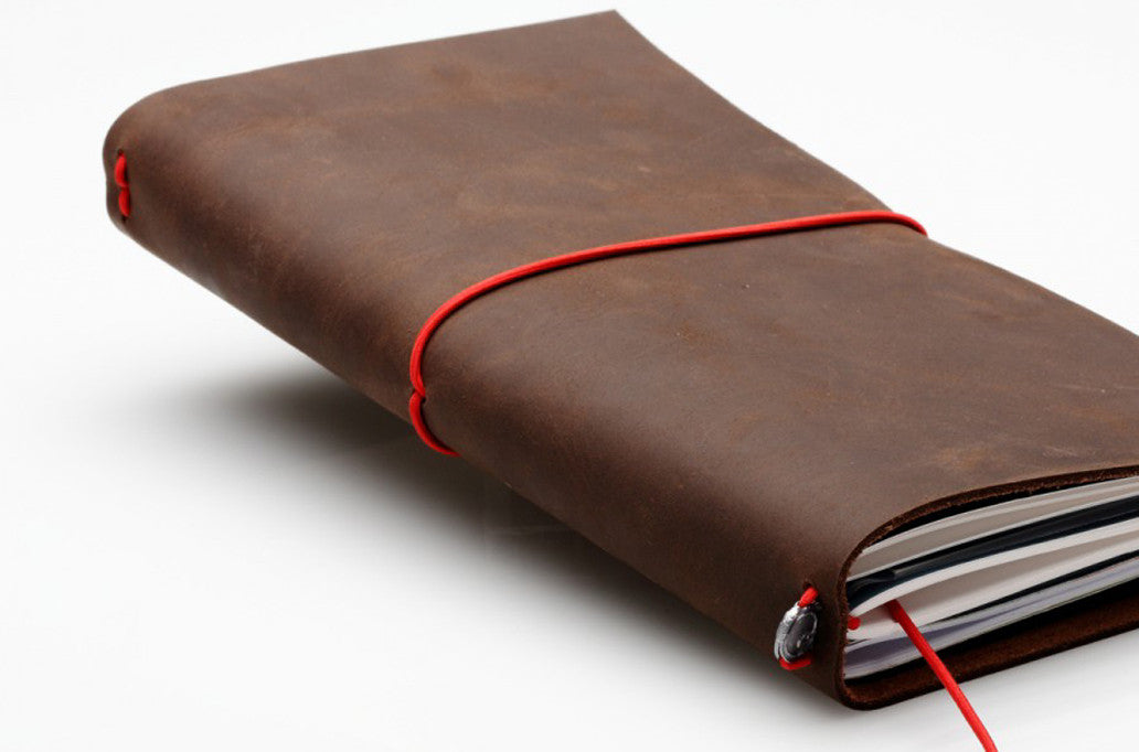 Mod detaljeret Fearless germanmade. | Kalender og notesbog i vegetabilsk garvet læder i brun
